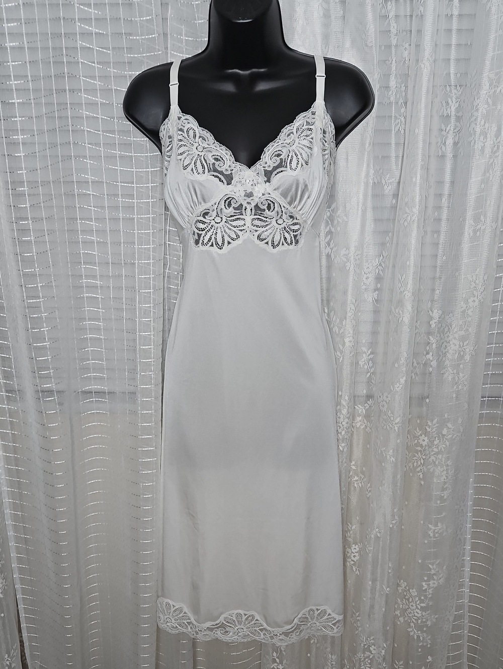 White vintage Shadowline full slip w/ V-neckline lace trim Sz36/L